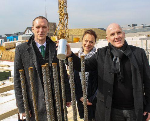 Bürgermeister Dr. Jan Heinisch, Anna und Bernd Franke versenken die Zeitkapsel für das Haus Selbeck.